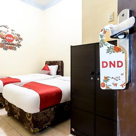 Oyo 723 Penginapan Nia Mandiri Syariah Медан Экстерьер фото