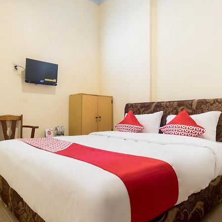 Oyo 723 Penginapan Nia Mandiri Syariah Медан Экстерьер фото