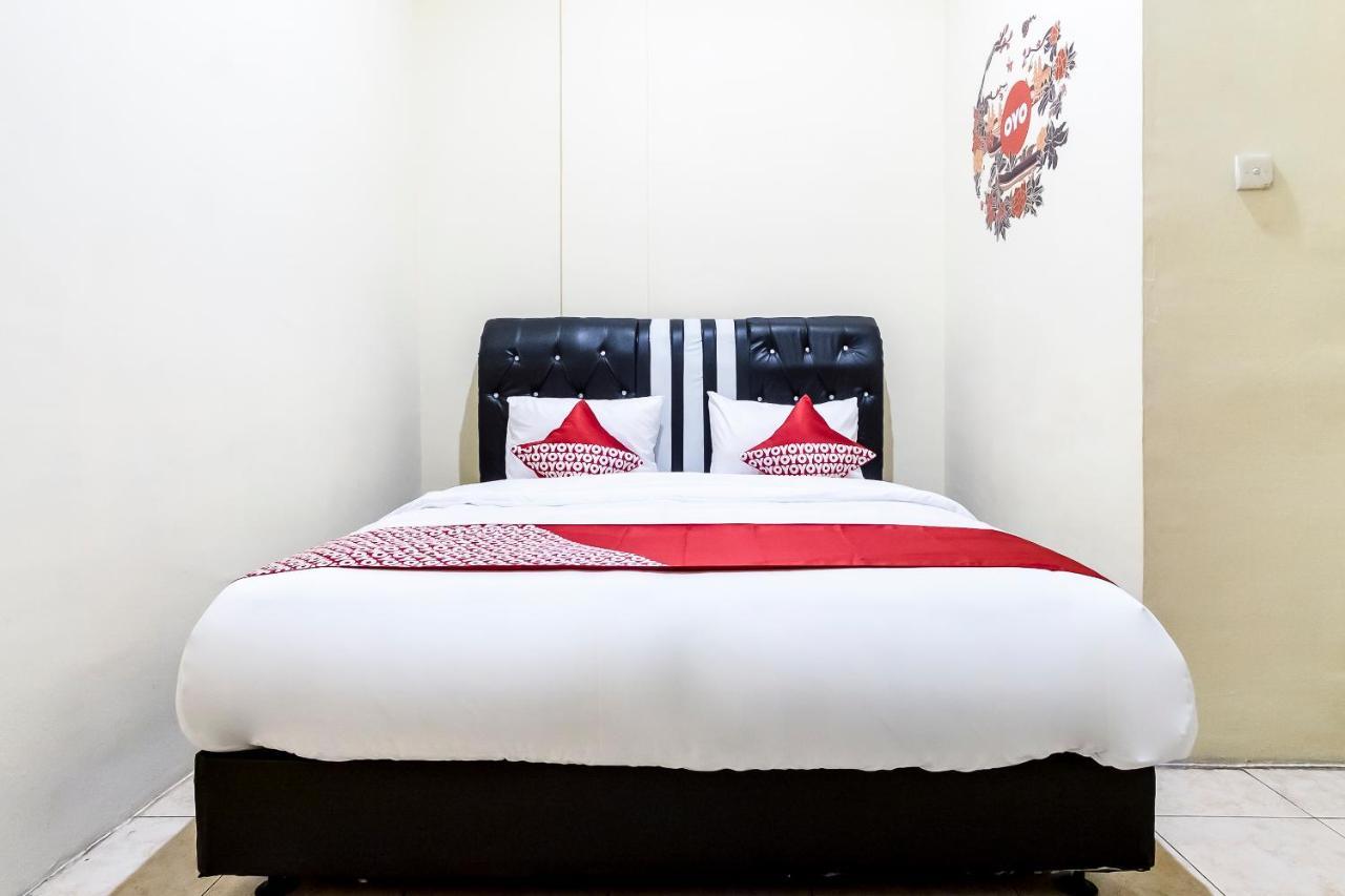 Oyo 723 Penginapan Nia Mandiri Syariah Медан Экстерьер фото