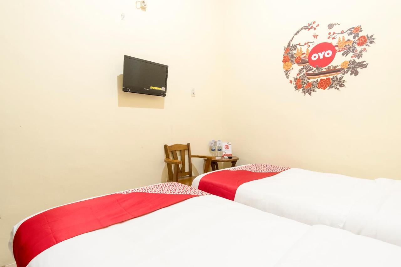 Oyo 723 Penginapan Nia Mandiri Syariah Медан Экстерьер фото