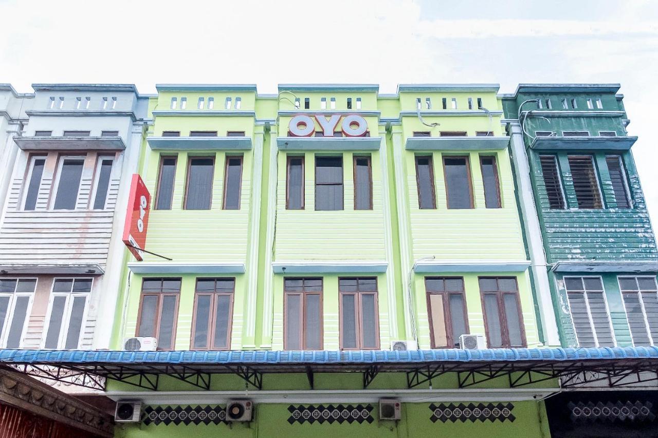 Oyo 723 Penginapan Nia Mandiri Syariah Медан Экстерьер фото