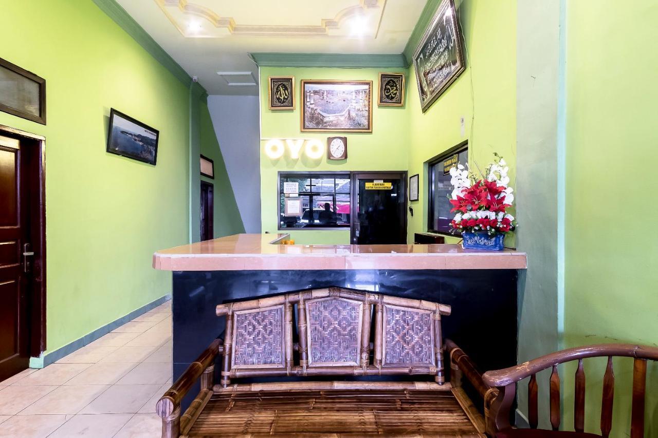 Oyo 723 Penginapan Nia Mandiri Syariah Медан Экстерьер фото