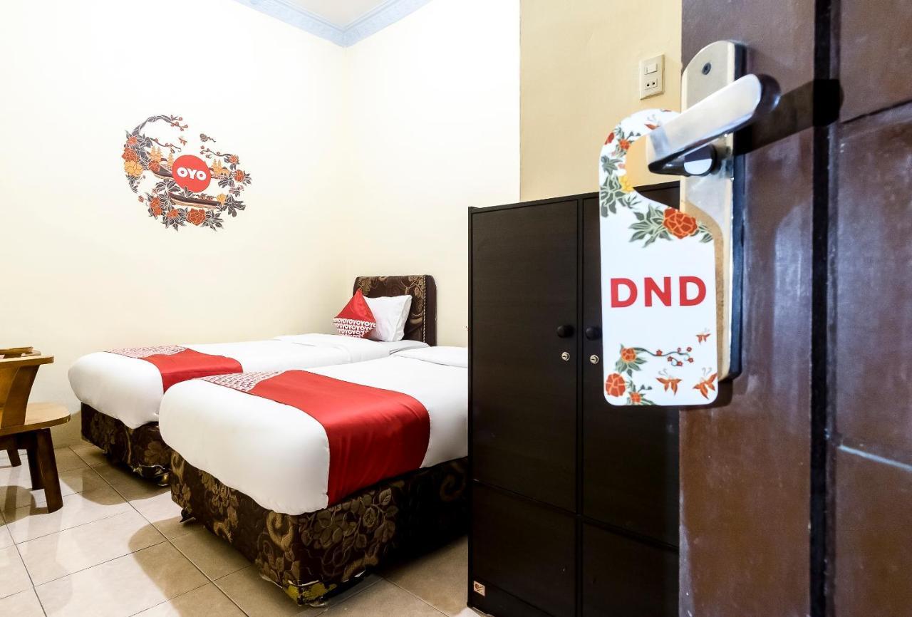 Oyo 723 Penginapan Nia Mandiri Syariah Медан Экстерьер фото