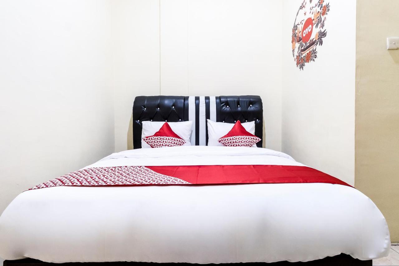 Oyo 723 Penginapan Nia Mandiri Syariah Медан Экстерьер фото