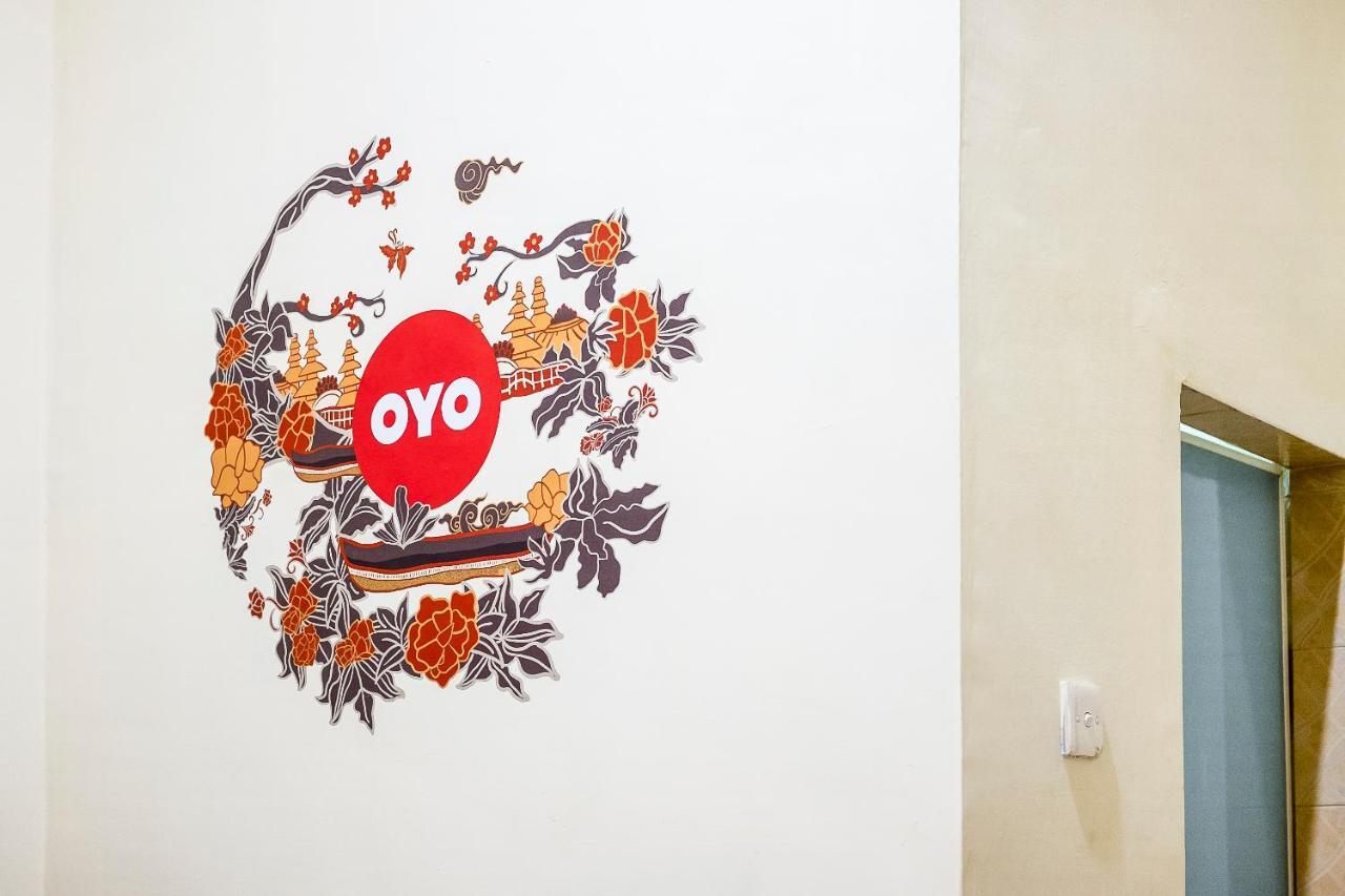 Oyo 723 Penginapan Nia Mandiri Syariah Медан Экстерьер фото