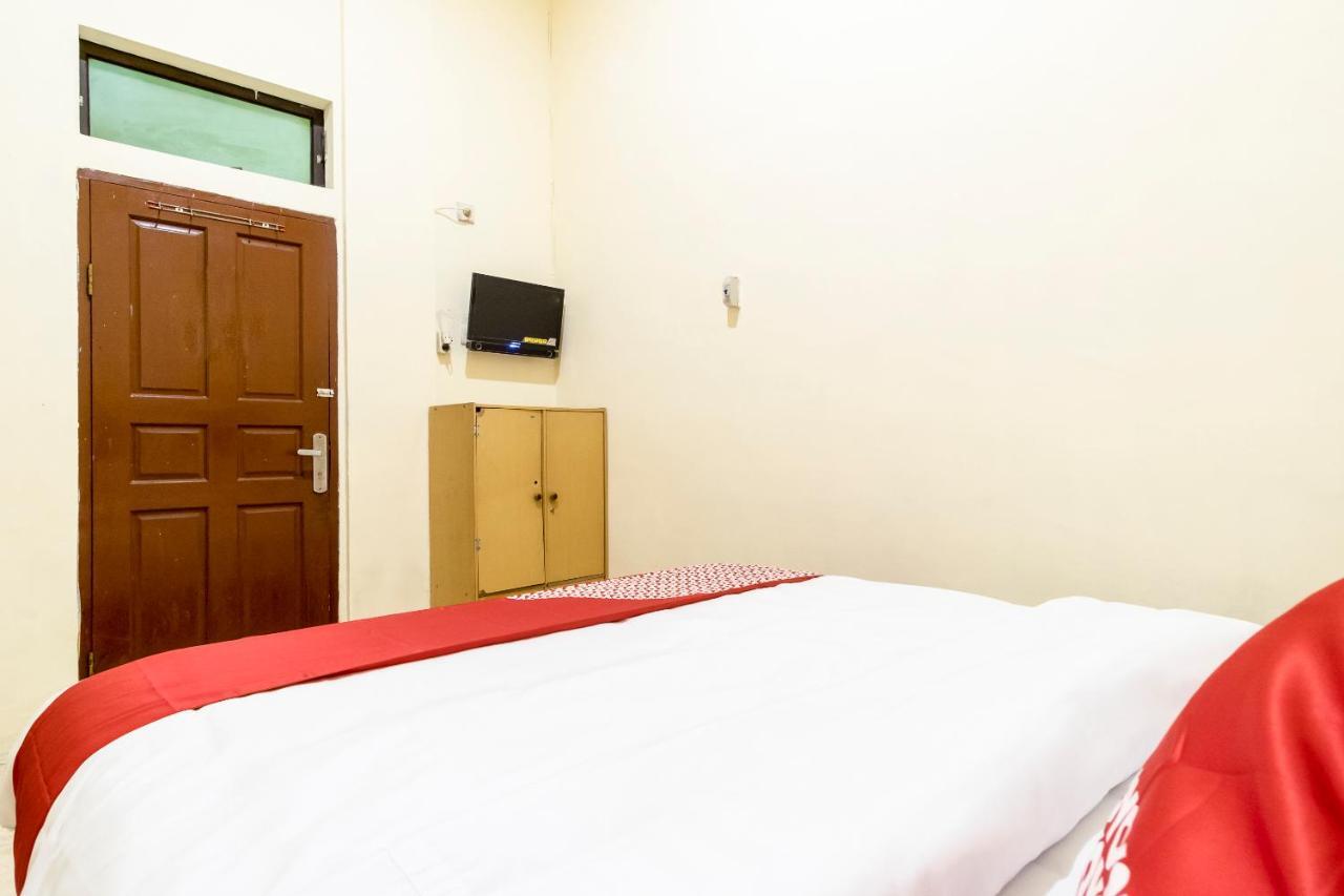 Oyo 723 Penginapan Nia Mandiri Syariah Медан Экстерьер фото