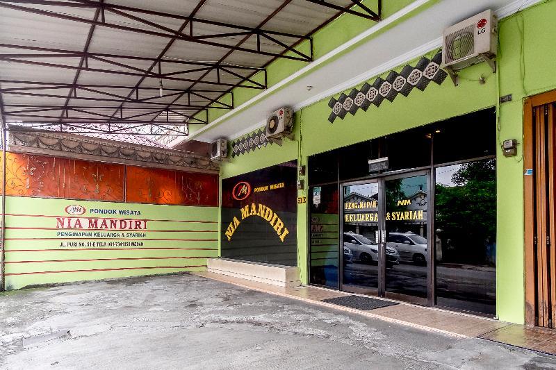 Oyo 723 Penginapan Nia Mandiri Syariah Медан Экстерьер фото