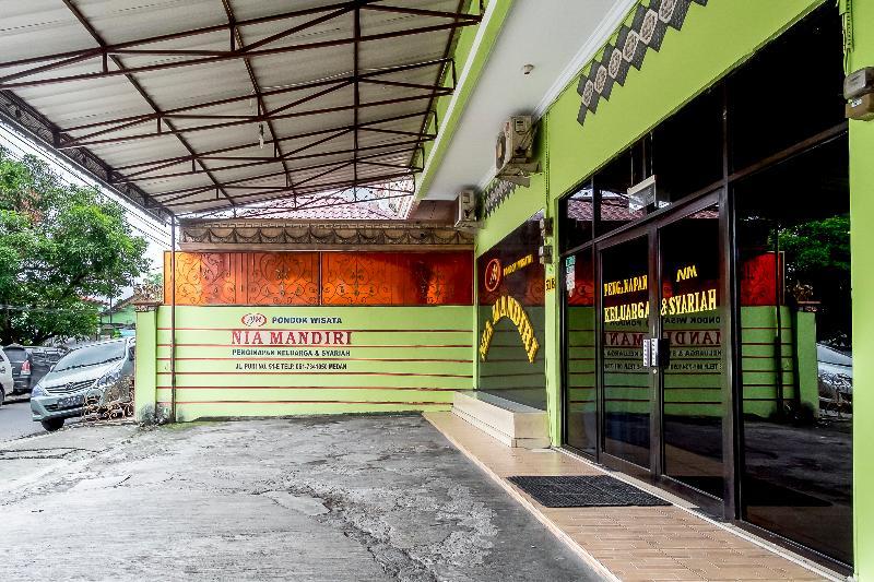 Oyo 723 Penginapan Nia Mandiri Syariah Медан Экстерьер фото